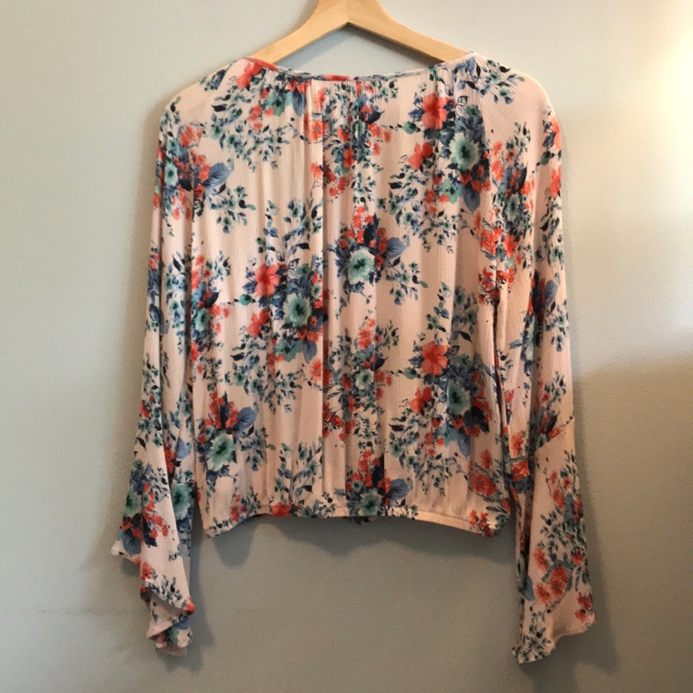 Lush pink floral blouse w/ bell sleeves - Picture 2 of 5